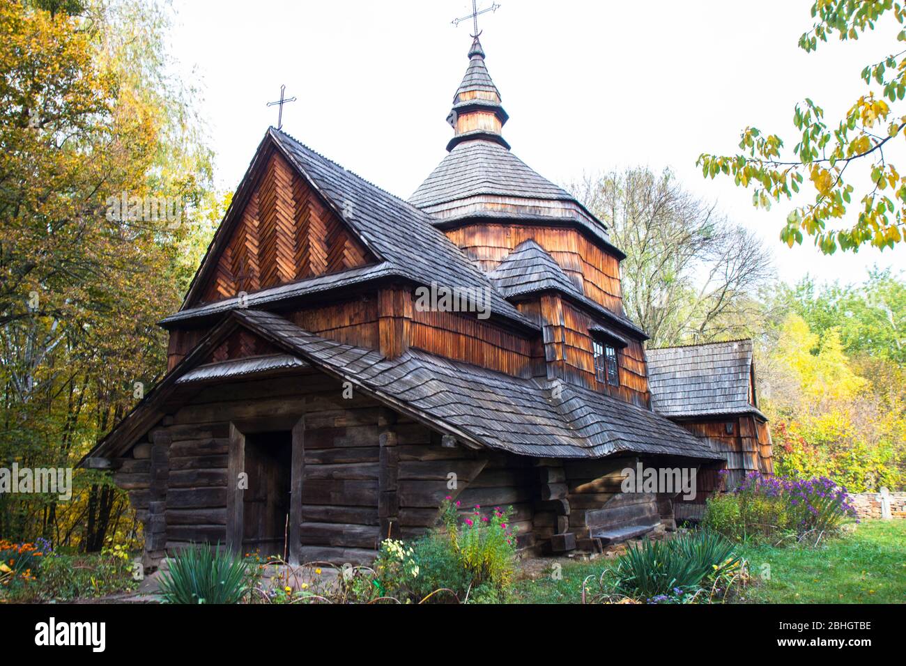 Vecchia chiesa in legno nel Museo Nazionale di architettura Folk e la vita di Ucraina Foto Stock