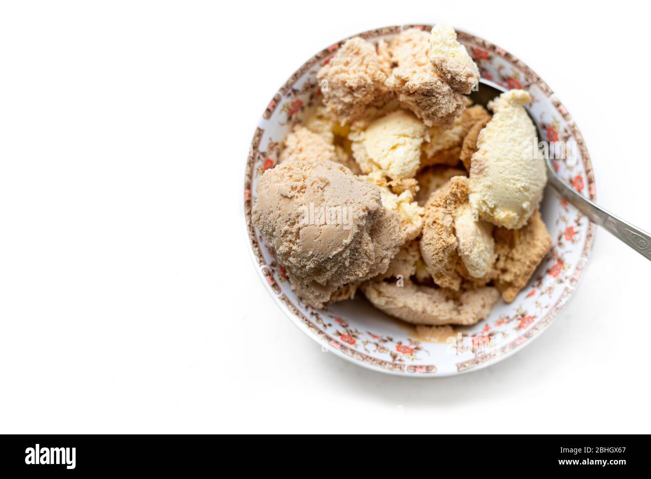 Gelato alla vaniglia, al caffè e alla noci in una ciotola su sfondo chiaro. Fondo bianco e ciotola da dessert. Dolci dopo cena. Pasticceria con traditio Foto Stock