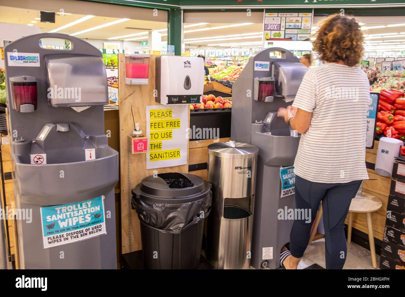 Signora che usa il carrello di sanitizzazione panni in un supermercato di sydney durante la nuova pandemia di coronavirus in tutto il mondo, Australia Foto Stock