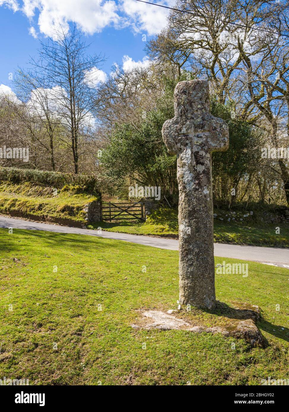 Marchant's Cross, vicino a Meavy, è un antico marcatore in pietra sulla via dell'Abate tra il Priorato di Plympton e l'Abbazia di Tavistock. Devon, Inghilterra, Regno Unito. Foto Stock