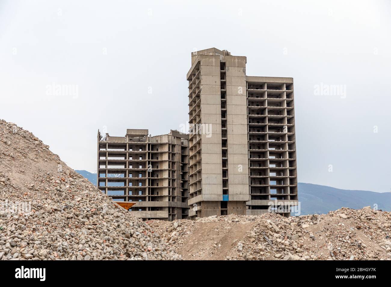 Implode di costruzione, dopo serie di esplosioni. Foto Stock