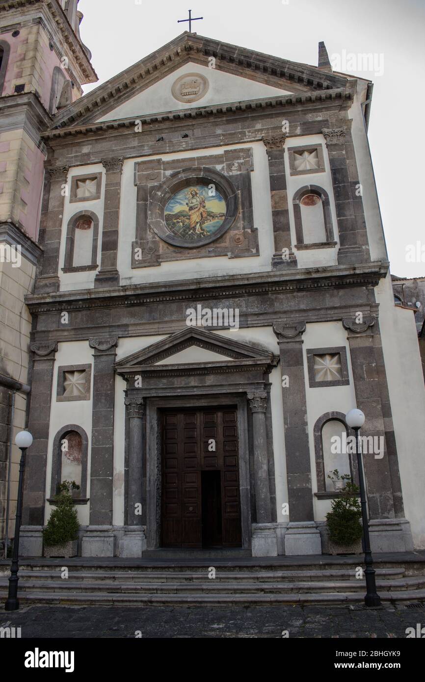Facciata della chiesa di San Giovanni Battista a Vietri sul Mare, città della Costiera Amalfitana famosa per le sue ceramiche. Foto Stock