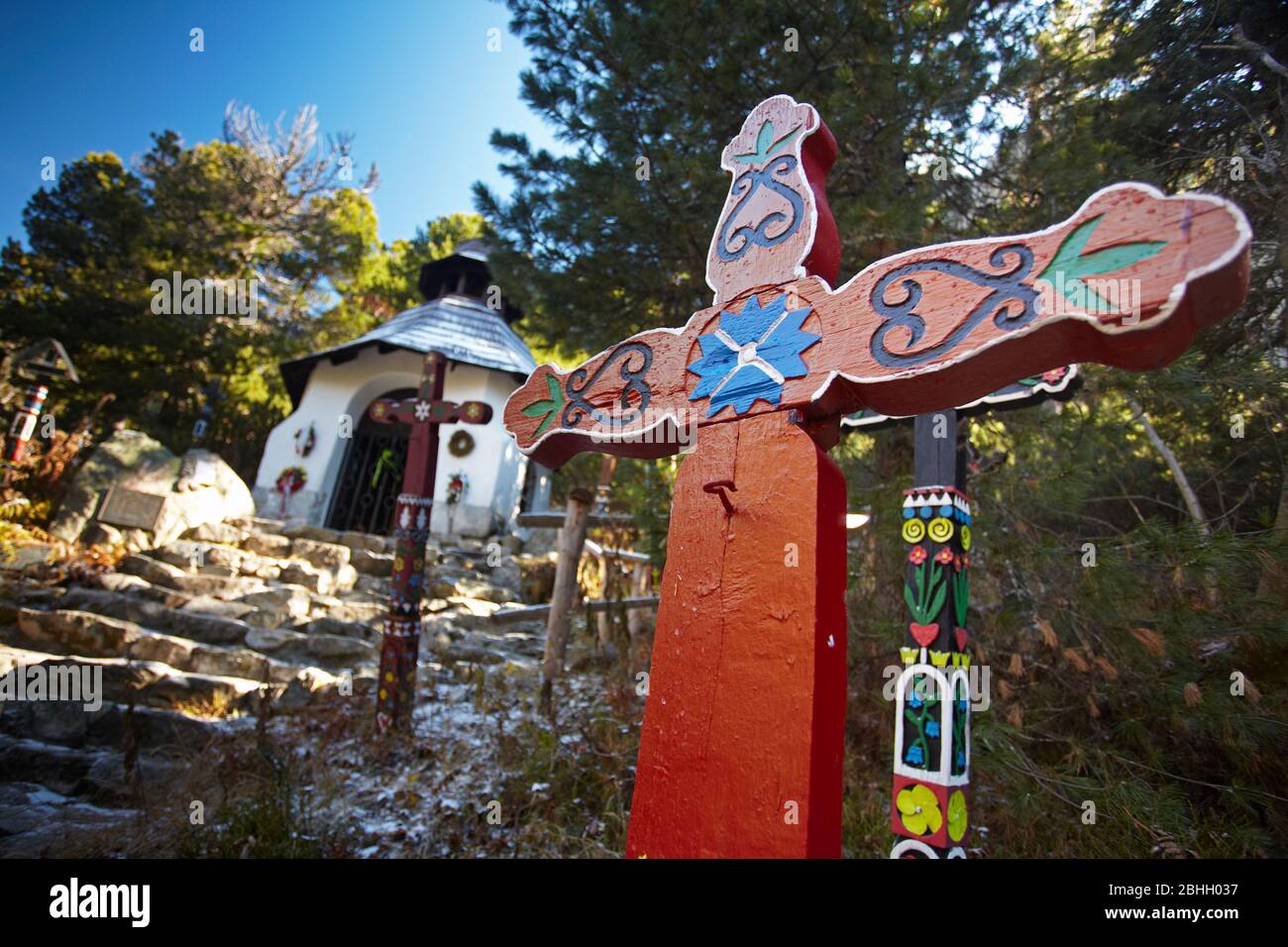 Croci in legno ornate al cimitero simbolico dei monti tatra della Slovacchia. Foto Stock