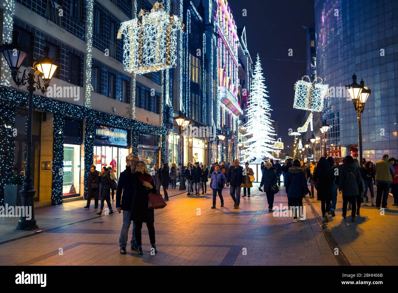 Budapest strada dello shopping in decorazione di Natale di notte Foto Stock