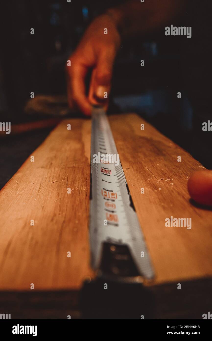 Misurazione di un asse di legno Foto Stock