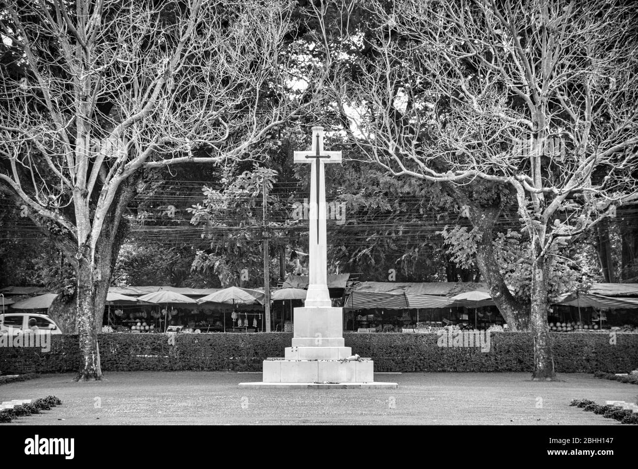 Kanchanaburi, Thailandia 12.28.2019: Il Cimitero di Guerra di Kanchanaburi o Don-Rak è il principale cimitero prigioniero di guerra (POW) per le vittime di Japanes Foto Stock