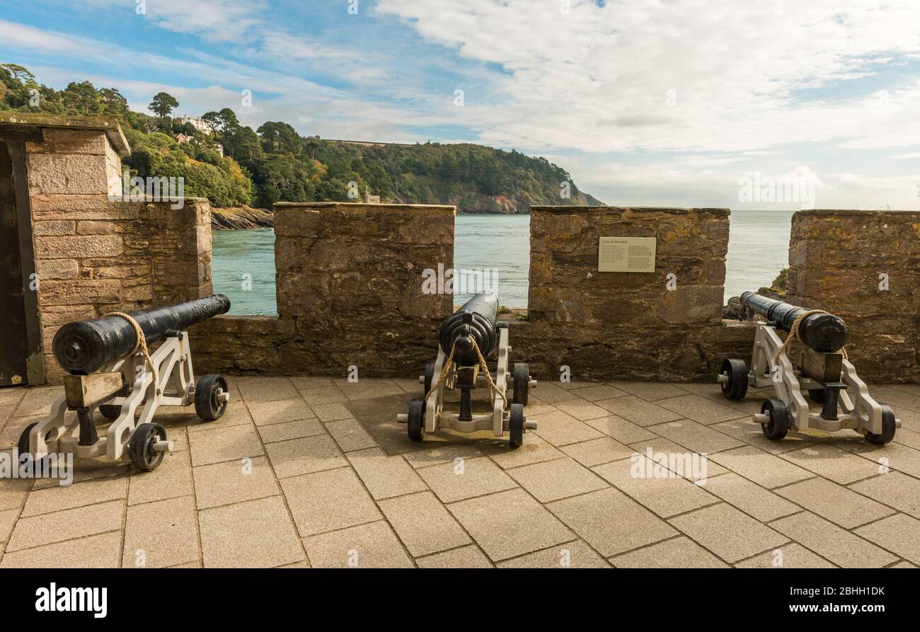 Cannoni d'artiglieria sulla piattaforma sud del castello di Dartmouth, Devon, Inghilterra, Regno Unito. Foto Stock