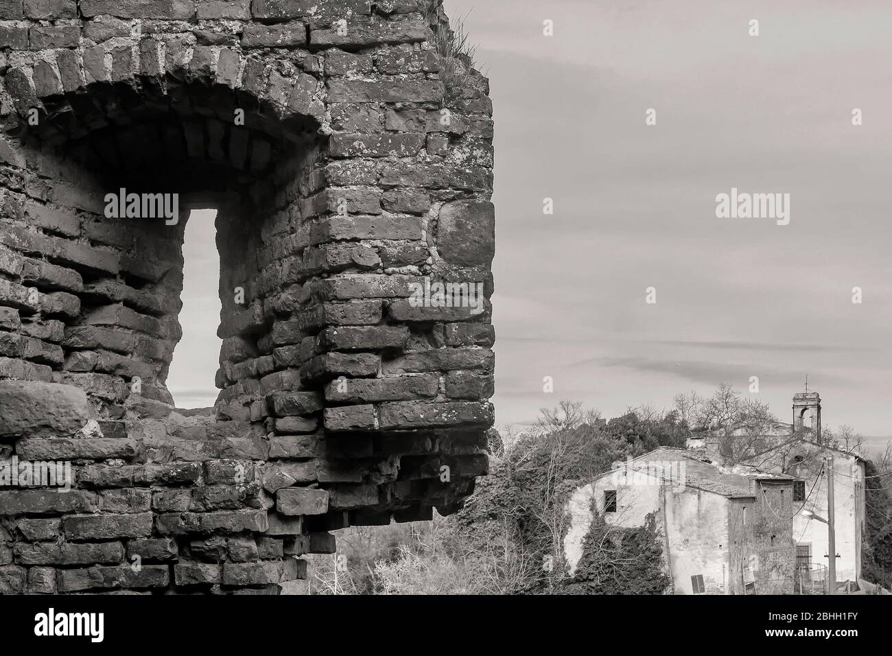 Vista in bianco e nero dell'antico borgo medievale di Toiano, Pisa, Italia, Europa, attualmente abbandonato Foto Stock