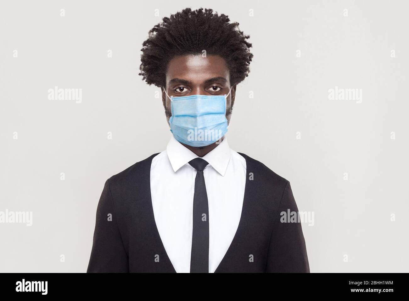 Protezione contro le malattie contagiose, coronavirus. Uomo che indossa la maschera igienica per prevenire le infezioni, le malattie respiratorie dell'aria come l'influenza, Covid-19 Foto Stock