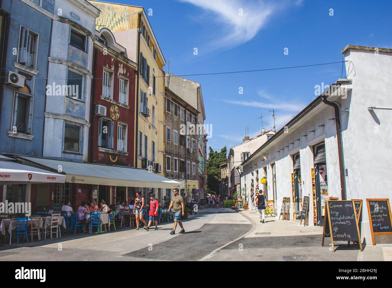 Pula, Croazia - Luglio 16 2018: Tranquilla stradina nel centro storico di Pola. Persone che godono di una giornata di sole in ristoranti e negozi Foto Stock