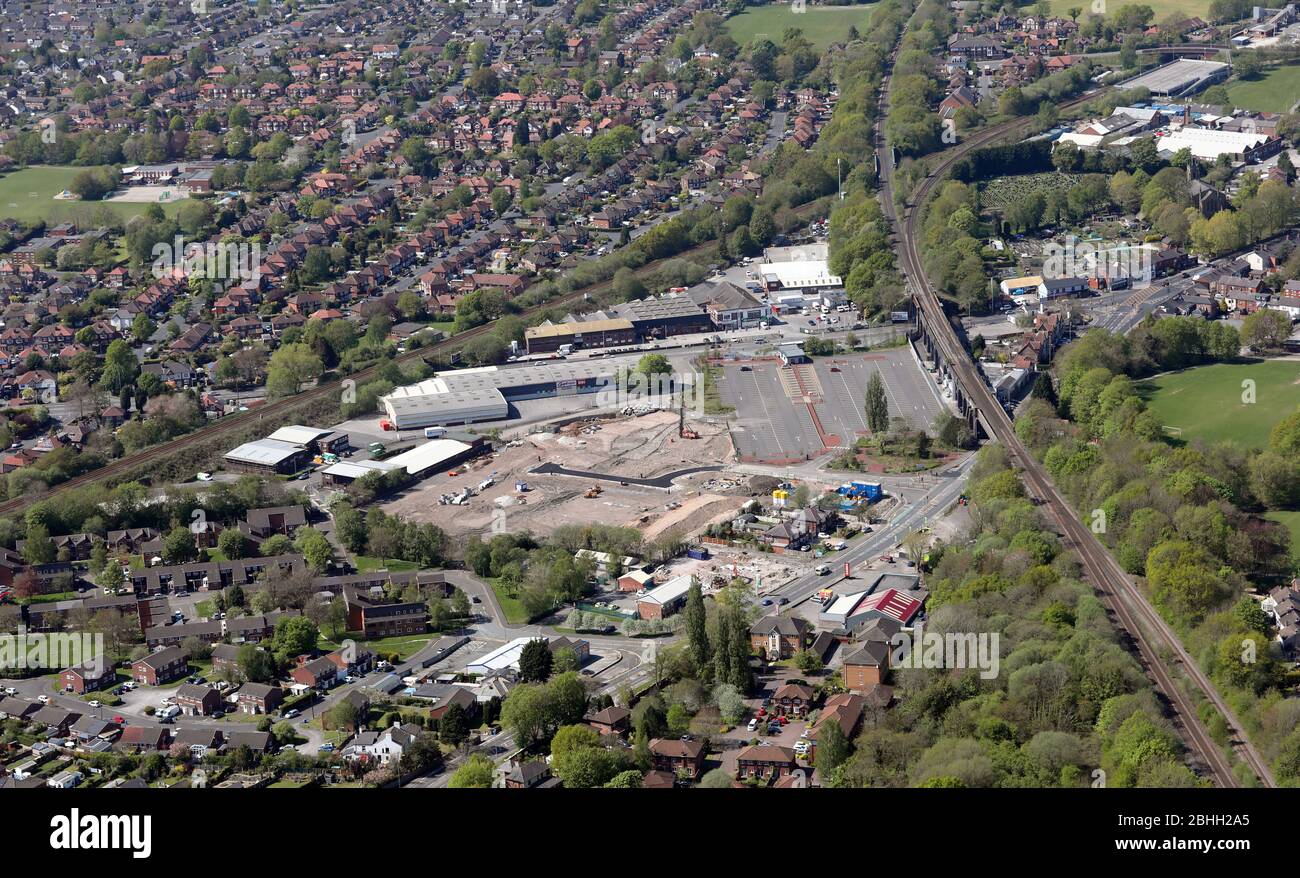 Vista aerea di Hazel Grove vicino a Stockport, che mostra il parco e la corsa, la stazione di polizia e alcune unità di negozi e industria leggera Foto Stock
