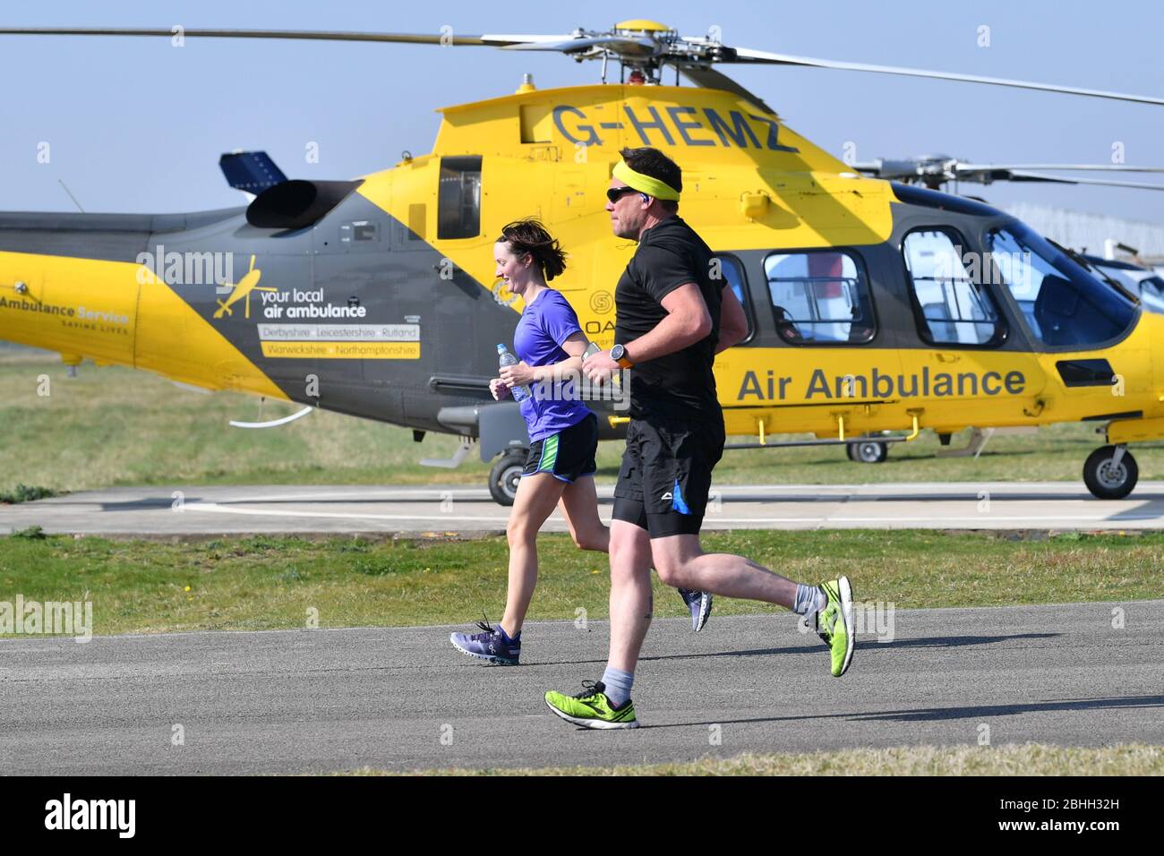 Critical Care Paramedic Sophie Birt e il Dottor Stuart Maitland-Knibb di Warwickshire & Northamptonshire Air Ambulance prendere parte a una maratona intorno all'aeroporto di Coventry. I paramedici avevano precedentemente preso parte alla maratona di Londra prima che fosse rimandata a causa del coronavirus. Foto Stock