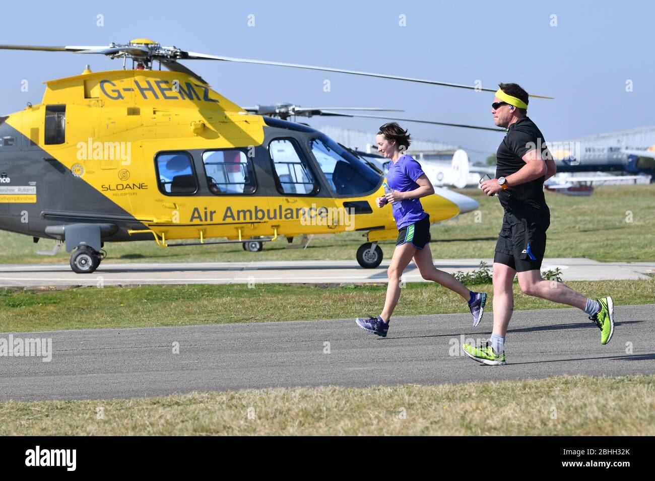 Critical Care Paramedic Sophie Birt e il Dottor Stuart Maitland-Knibb di Warwickshire & Northamptonshire Air Ambulance prendere parte a una maratona intorno all'aeroporto di Coventry. I paramedici avevano precedentemente preso parte alla maratona di Londra prima che fosse rimandata a causa del coronavirus. Foto Stock