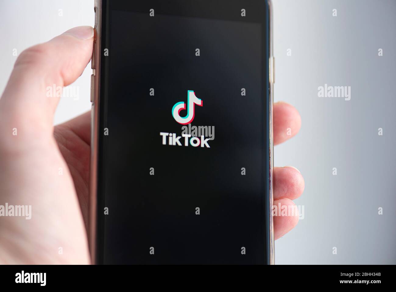 BERLINO - Apr 26: Icona dell'applicazione Tik Tok sullo schermo del telefono cellulare a Berlino il 26 aprile. 2020 in Germania Foto Stock