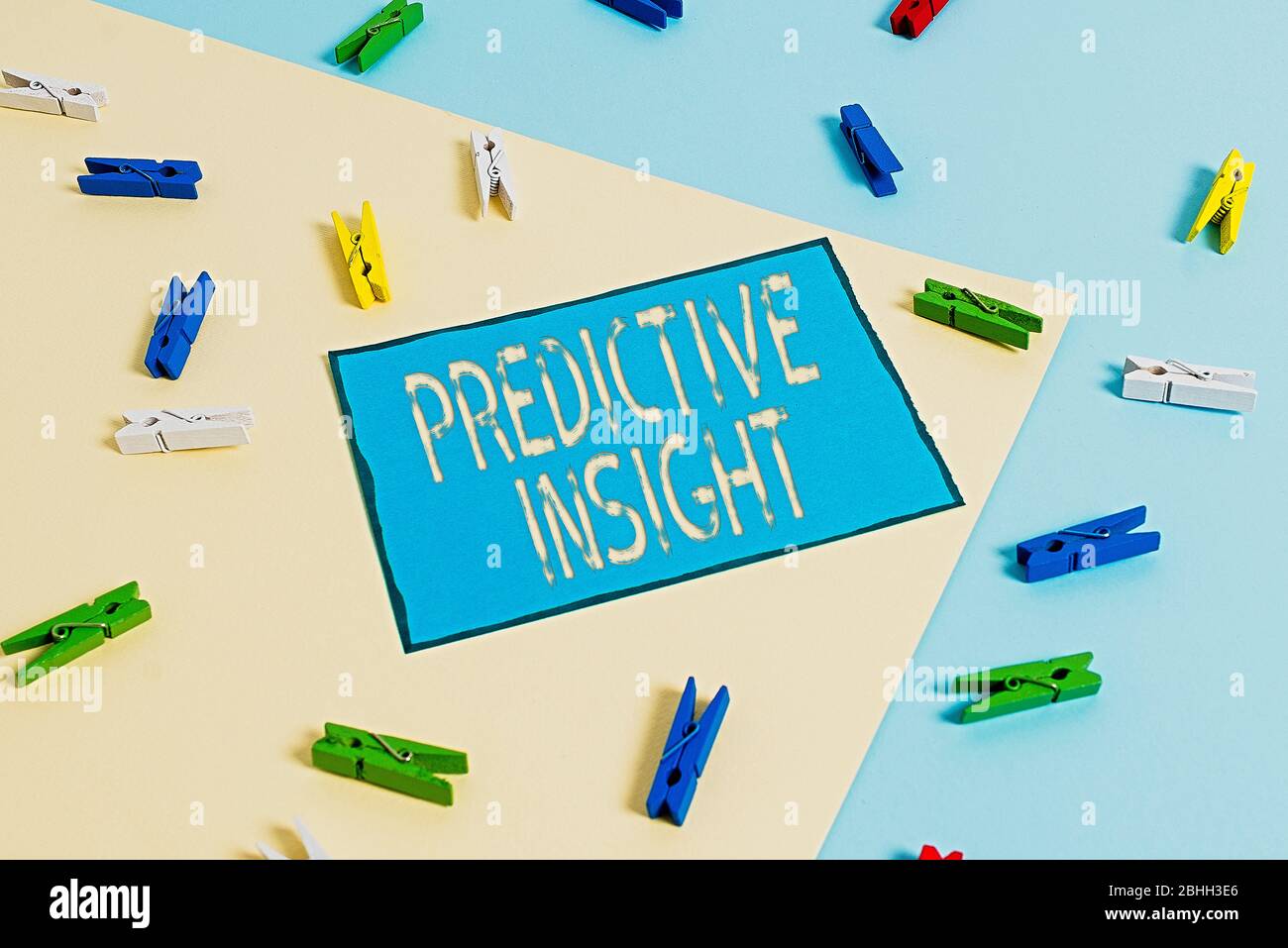 Cartello di testo con la scritta Predictive Insight. Foto di lavoro che mostra Proactive Fault Management System un primo rilevamento clothespin carta vuota re Foto Stock