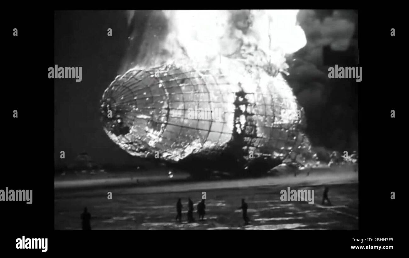 Hindenburg disastro. Un aereo passeggeri tedesco LZ 129 Hindenburg ha preso fuoco e è stato distrutto nel tentativo di attraccare alla Stazione aerea Navale Lakehurst, 6 maggio 1937 Foto Stock