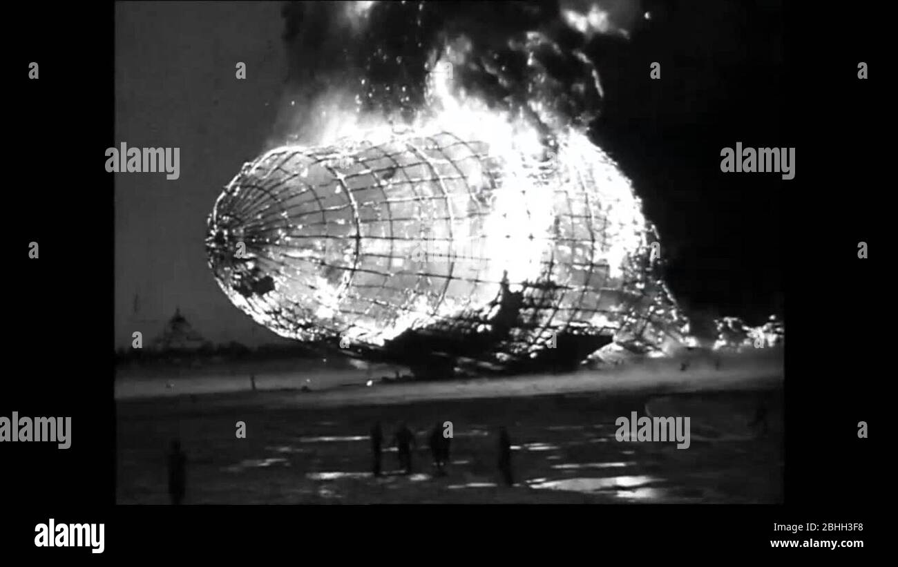 Hindenburg disastro. Un aereo passeggeri tedesco LZ 129 Hindenburg ha preso fuoco e è stato distrutto nel tentativo di attraccare alla Stazione aerea Navale Lakehurst, 6 maggio 1937 Foto Stock