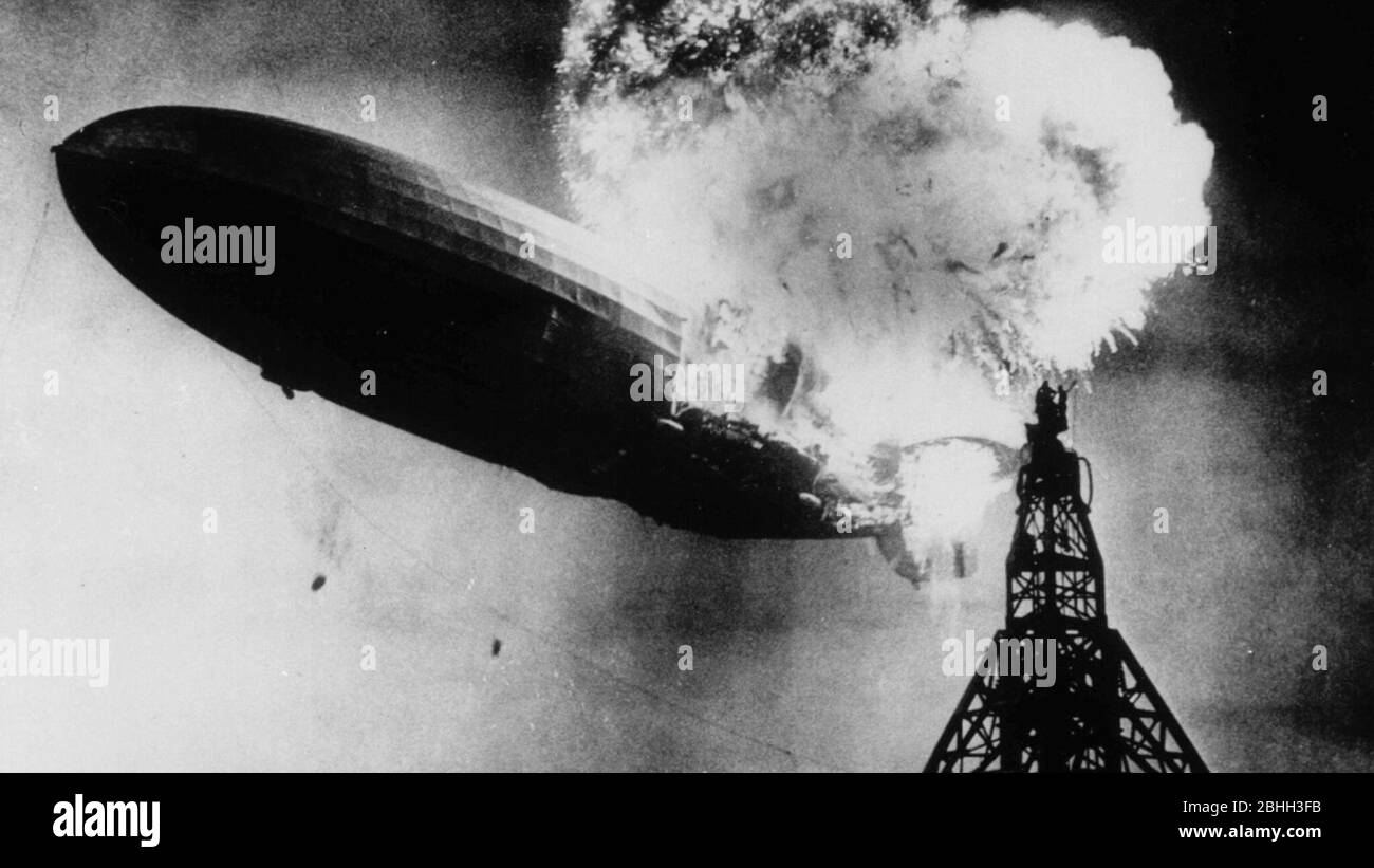 Hindenburg disastro. Un aereo passeggeri tedesco LZ 129 Hindenburg ha preso fuoco e è stato distrutto nel tentativo di attraccare alla Stazione aerea Navale Lakehurst, 6 maggio 1937 Foto Stock