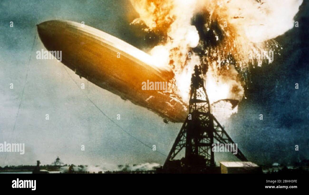 Hindenburg disastro. Un aereo passeggeri tedesco LZ 129 Hindenburg ha preso fuoco e è stato distrutto nel tentativo di attraccare alla Stazione aerea Navale Lakehurst, 6 maggio 1937 Foto Stock