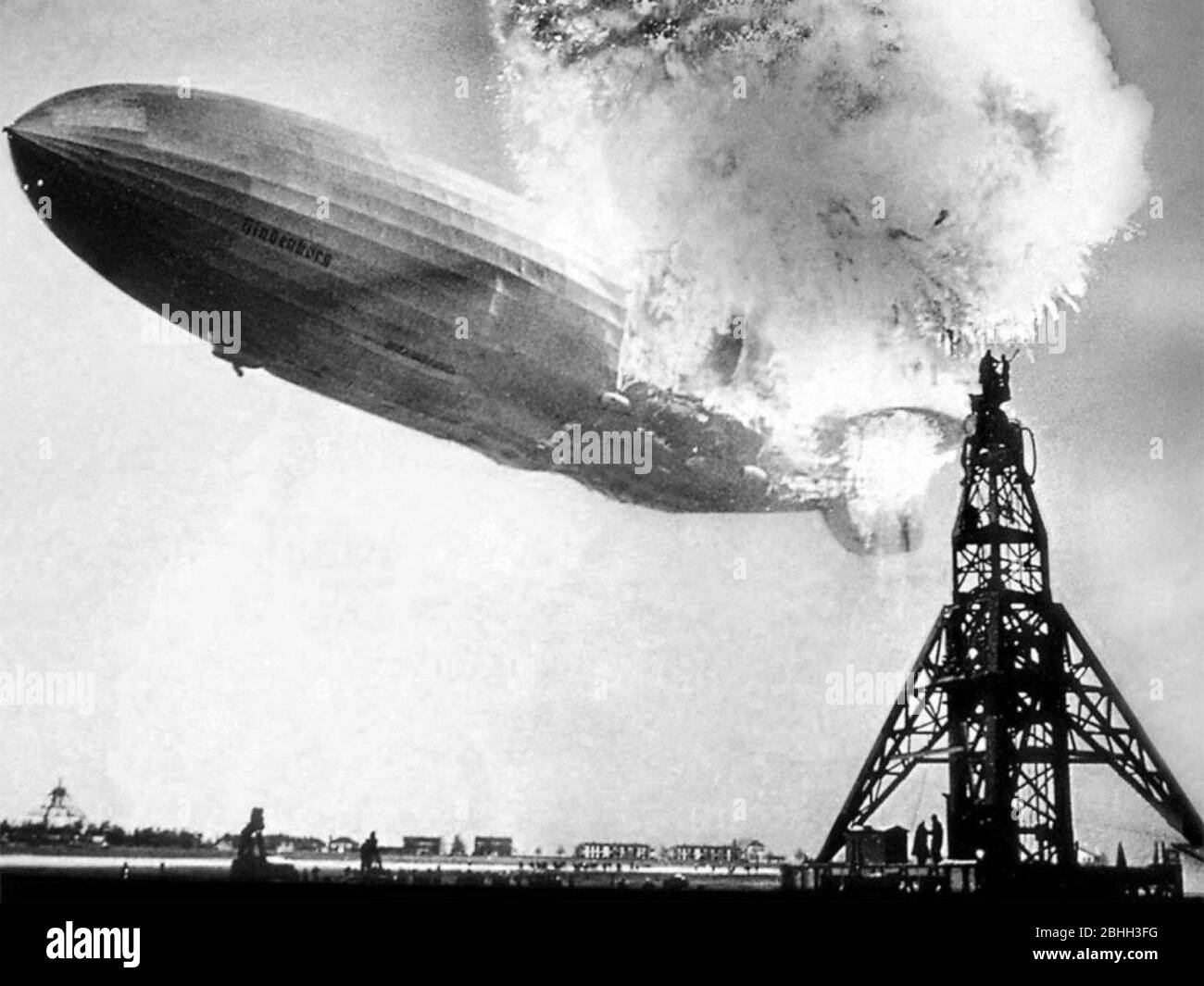 Hindenburg disastro. Un aereo passeggeri tedesco LZ 129 Hindenburg ha preso fuoco e è stato distrutto nel tentativo di attraccare alla Stazione aerea Navale Lakehurst, 6 maggio 1937 Foto Stock