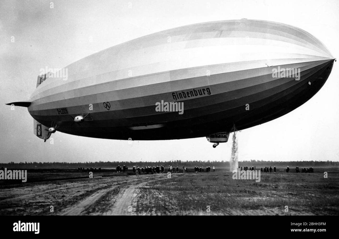 Hindenburg disastro. Un aereo passeggeri tedesco LZ 129 Hindenburg ha preso fuoco e è stato distrutto nel tentativo di attraccare alla Stazione aerea Navale Lakehurst, 6 maggio 1937 Foto Stock