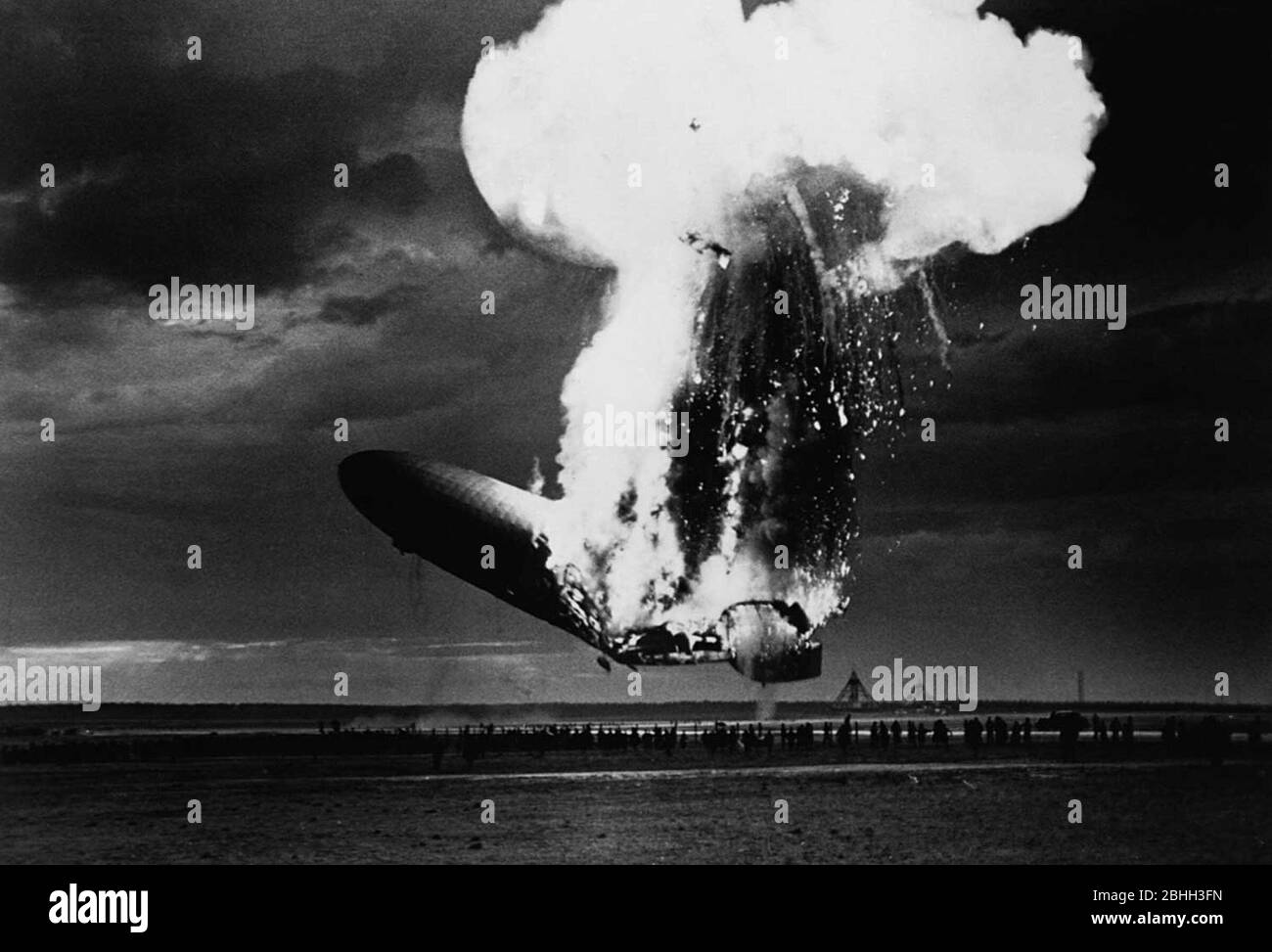 Hindenburg disastro. Un aereo passeggeri tedesco LZ 129 Hindenburg ha preso fuoco e è stato distrutto nel tentativo di attraccare alla Stazione aerea Navale Lakehurst, 6 maggio 1937 Foto Stock
