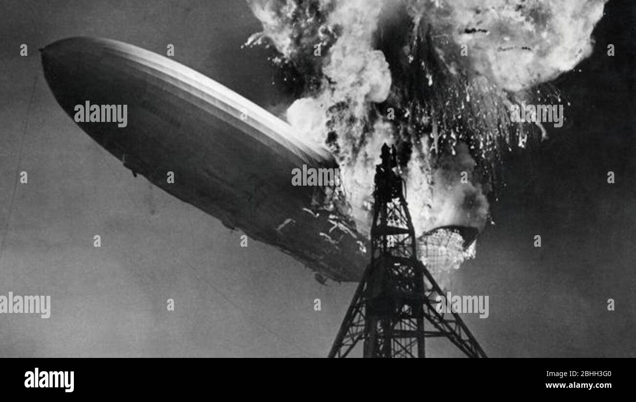 Hindenburg disastro. Un aereo passeggeri tedesco LZ 129 Hindenburg ha preso fuoco e è stato distrutto nel tentativo di attraccare alla Stazione aerea Navale Lakehurst, 6 maggio 1937 Foto Stock