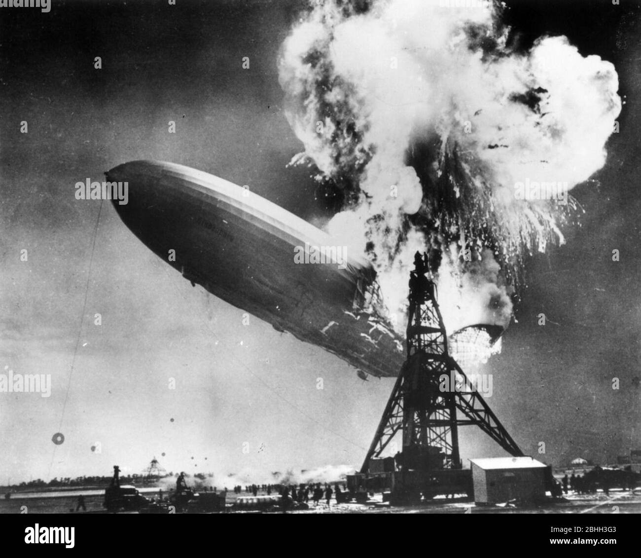 Hindenburg disastro. Un aereo passeggeri tedesco LZ 129 Hindenburg ha preso fuoco e è stato distrutto nel tentativo di attraccare alla Stazione aerea Navale Lakehurst, 6 maggio 1937 Foto Stock