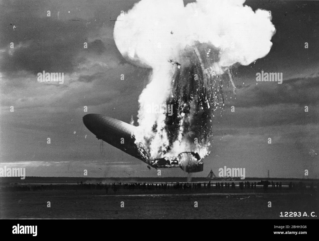 Hindenburg disastro. Un aereo passeggeri tedesco LZ 129 Hindenburg ha preso fuoco e è stato distrutto nel tentativo di attraccare alla Stazione aerea Navale Lakehurst, 6 maggio 1937 Foto Stock