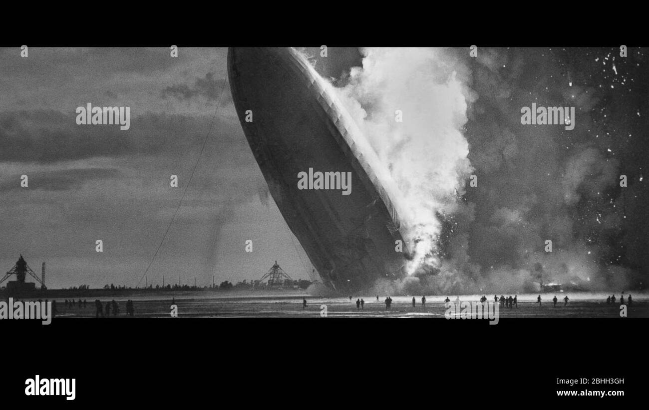 Hindenburg disastro. Un aereo passeggeri tedesco LZ 129 Hindenburg ha preso fuoco e è stato distrutto nel tentativo di attraccare alla Stazione aerea Navale Lakehurst, 6 maggio 1937 Foto Stock