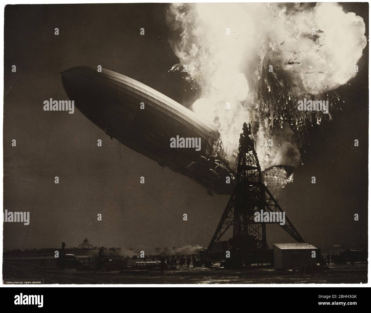 Hindenburg disastro. Un aereo passeggeri tedesco LZ 129 Hindenburg ha preso fuoco e è stato distrutto nel tentativo di attraccare alla Stazione aerea Navale Lakehurst, 6 maggio 1937 Foto Stock