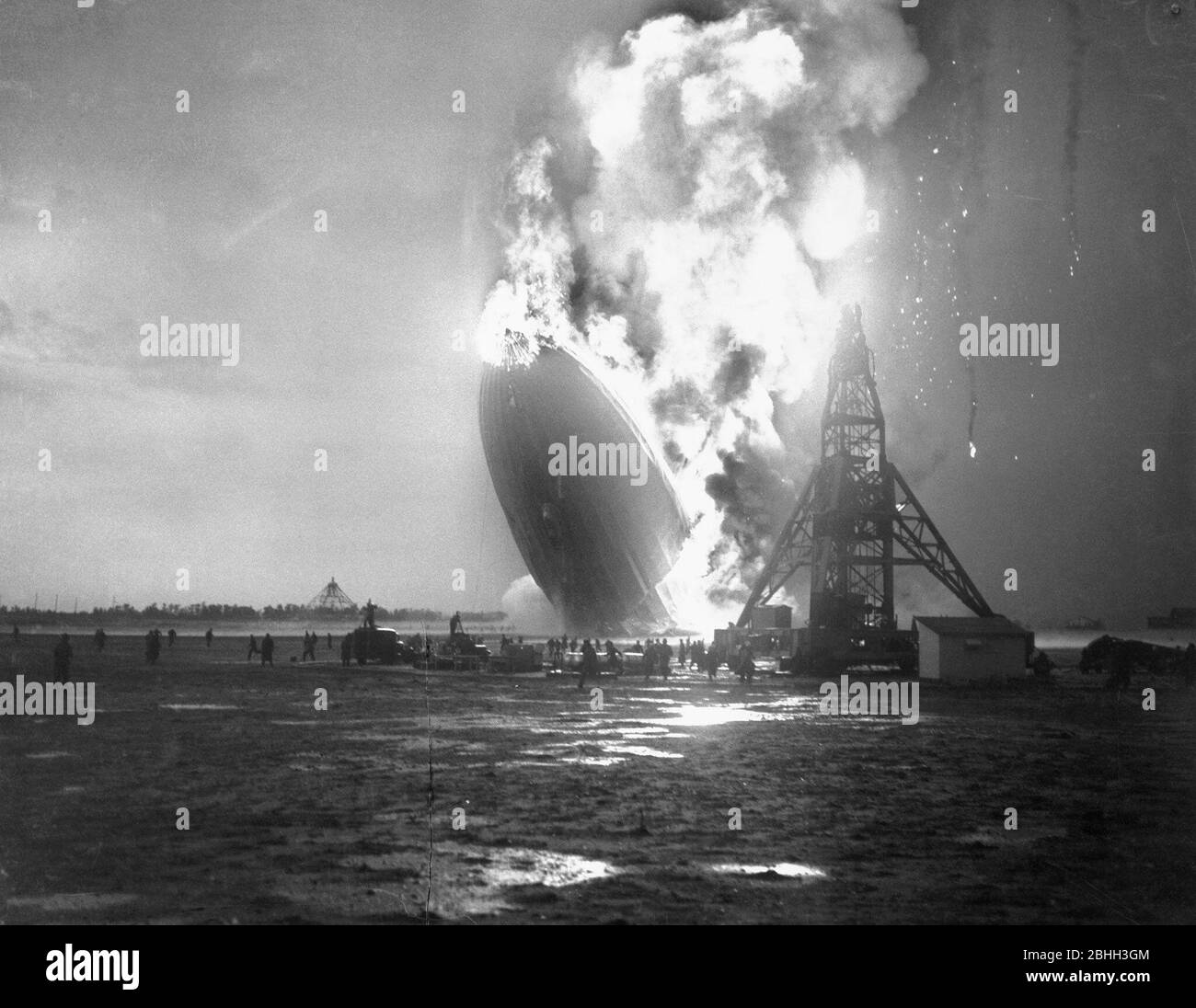 Hindenburg disastro. Un aereo passeggeri tedesco LZ 129 Hindenburg ha preso fuoco e è stato distrutto nel tentativo di attraccare alla Stazione aerea Navale Lakehurst, 6 maggio 1937 Foto Stock