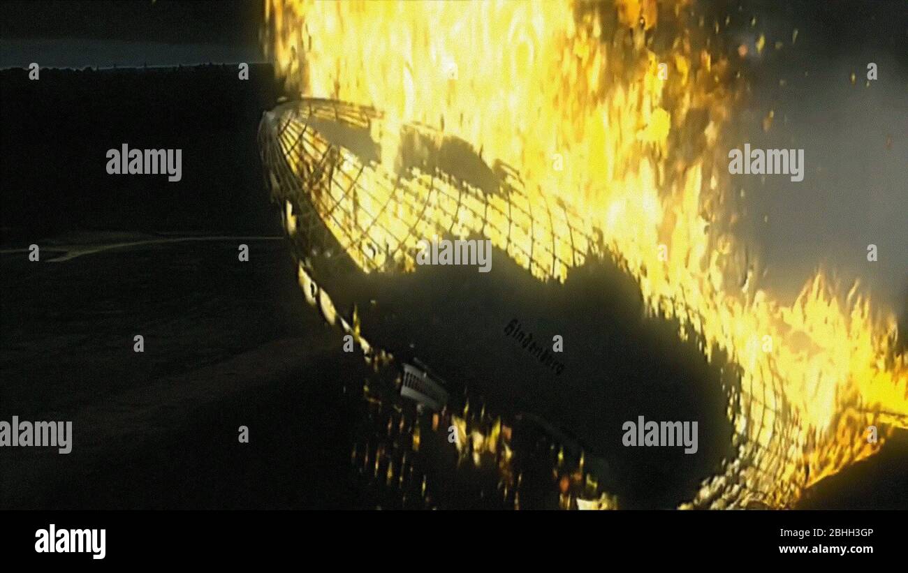 Hindenburg disastro. Un aereo passeggeri tedesco LZ 129 Hindenburg ha preso fuoco e è stato distrutto nel tentativo di attraccare alla Stazione aerea Navale Lakehurst, 6 maggio 1937 Foto Stock