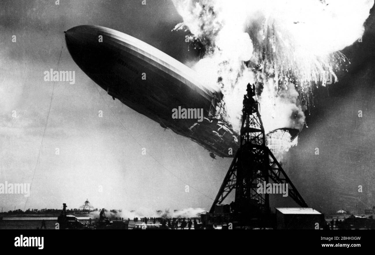 Hindenburg disastro. Un aereo passeggeri tedesco LZ 129 Hindenburg ha preso fuoco e è stato distrutto nel tentativo di attraccare alla Stazione aerea Navale Lakehurst, 6 maggio 1937 Foto Stock