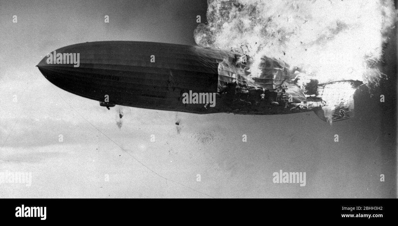 Hindenburg disastro. Un aereo passeggeri tedesco LZ 129 Hindenburg ha preso fuoco e è stato distrutto nel tentativo di attraccare alla Stazione aerea Navale Lakehurst, 6 maggio 1937 Foto Stock