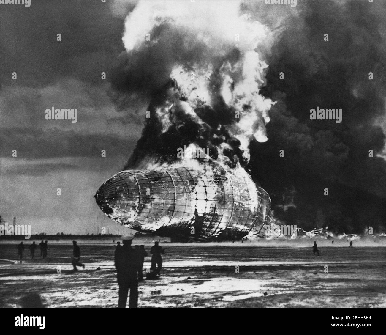 Hindenburg disastro. Un aereo passeggeri tedesco LZ 129 Hindenburg ha preso fuoco e è stato distrutto nel tentativo di attraccare alla Stazione aerea Navale Lakehurst, 6 maggio 1937 Foto Stock