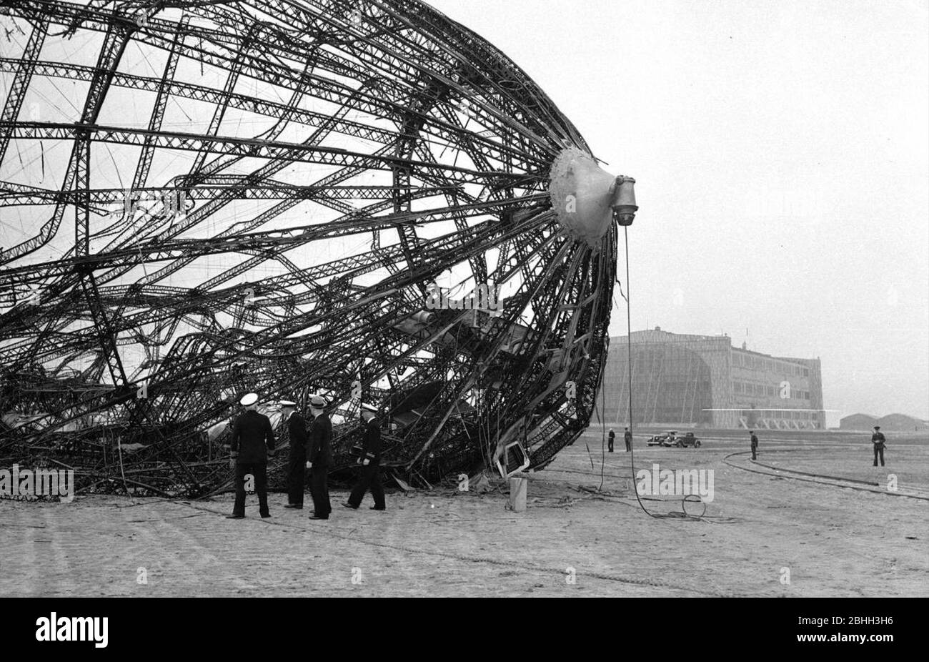 Hindenburg disastro. Un aereo passeggeri tedesco LZ 129 Hindenburg ha preso fuoco e è stato distrutto nel tentativo di attraccare alla Stazione aerea Navale Lakehurst, 6 maggio 1937 Foto Stock