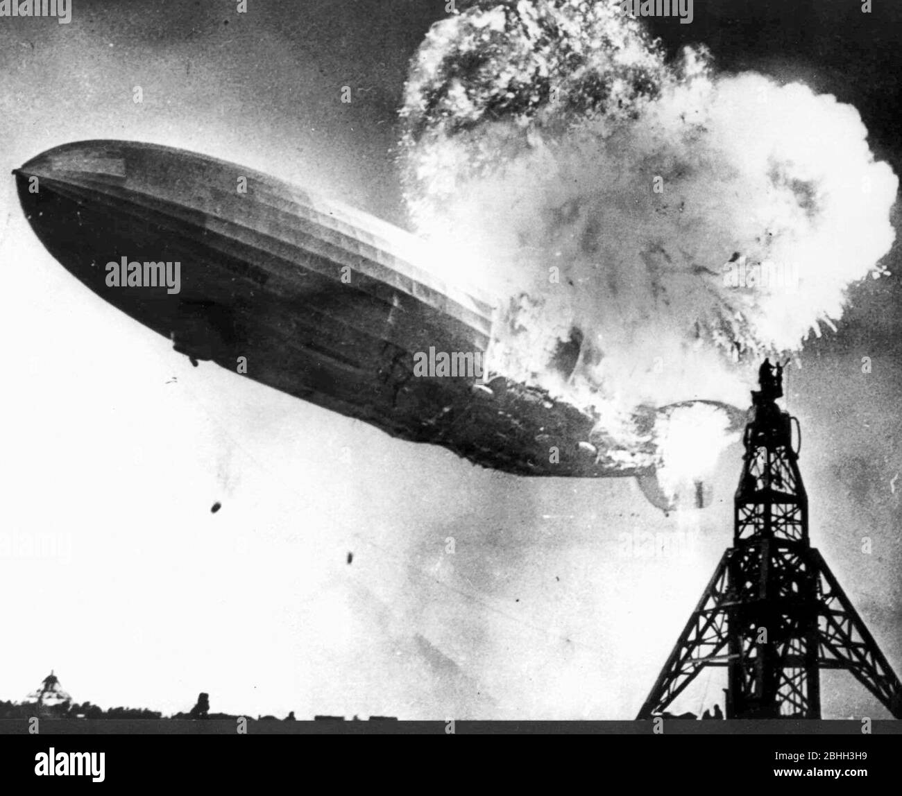 Hindenburg disastro. Un aereo passeggeri tedesco LZ 129 Hindenburg ha preso fuoco e è stato distrutto nel tentativo di attraccare alla Stazione aerea Navale Lakehurst, 6 maggio 1937 Foto Stock