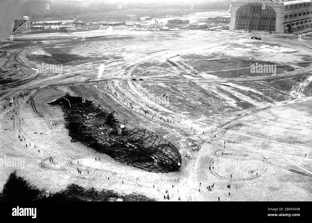 Hindenburg disastro. Un aereo passeggeri tedesco LZ 129 Hindenburg ha preso fuoco e è stato distrutto nel tentativo di attraccare alla Stazione aerea Navale Lakehurst, 6 maggio 1937 Foto Stock