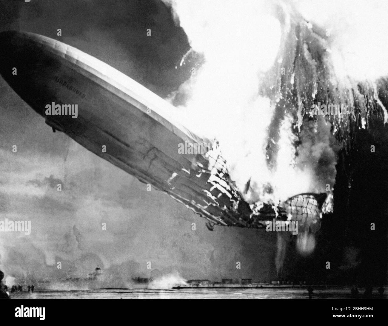 Hindenburg disastro. Un aereo passeggeri tedesco LZ 129 Hindenburg ha preso fuoco e è stato distrutto nel tentativo di attraccare alla Stazione aerea Navale Lakehurst, 6 maggio 1937 Foto Stock