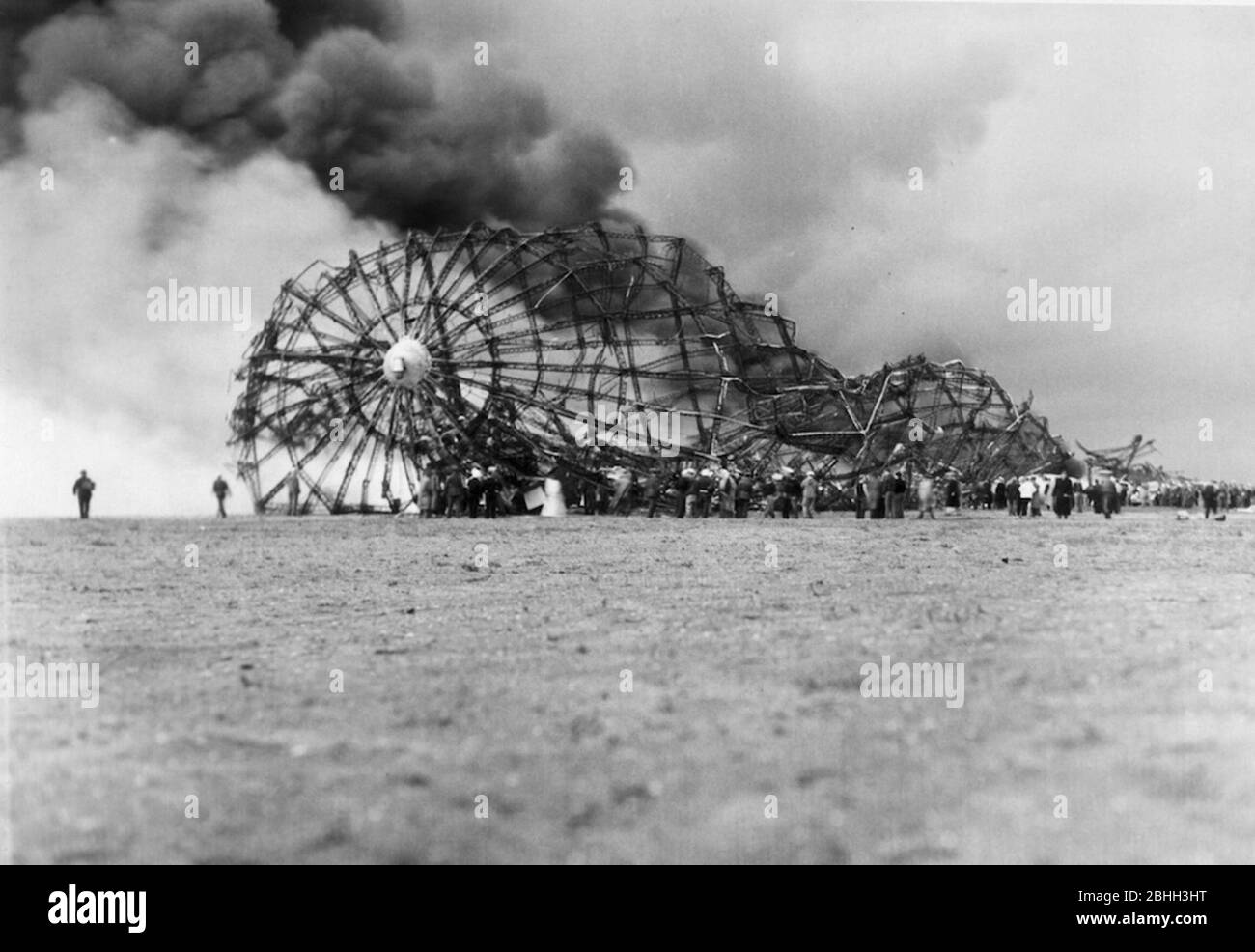 Hindenburg disastro. Un aereo passeggeri tedesco LZ 129 Hindenburg ha preso fuoco e è stato distrutto nel tentativo di attraccare alla Stazione aerea Navale Lakehurst, 6 maggio 1937 Foto Stock