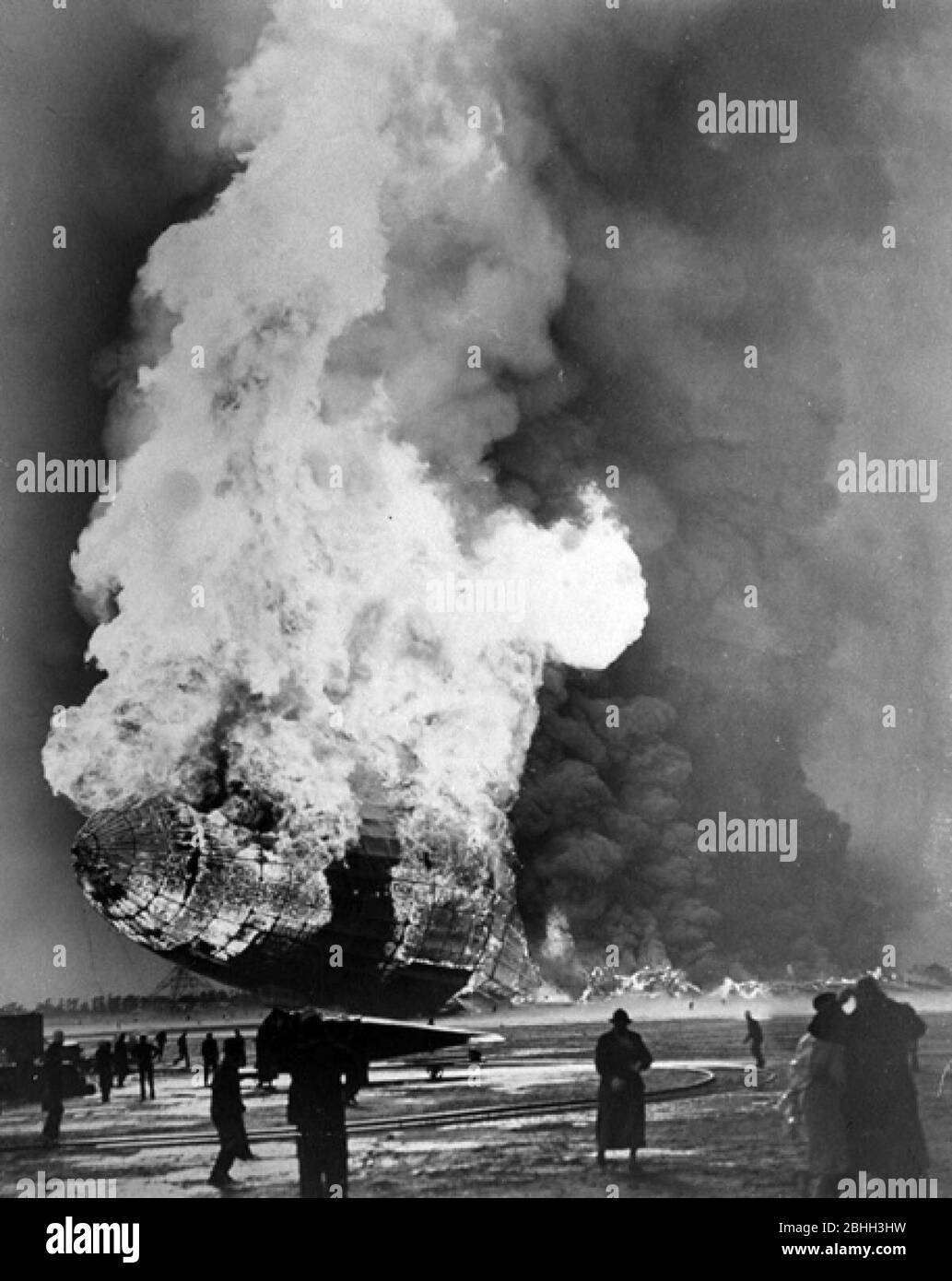 Hindenburg disastro. Un aereo passeggeri tedesco LZ 129 Hindenburg ha preso fuoco e è stato distrutto nel tentativo di attraccare alla Stazione aerea Navale Lakehurst, 6 maggio 1937 Foto Stock