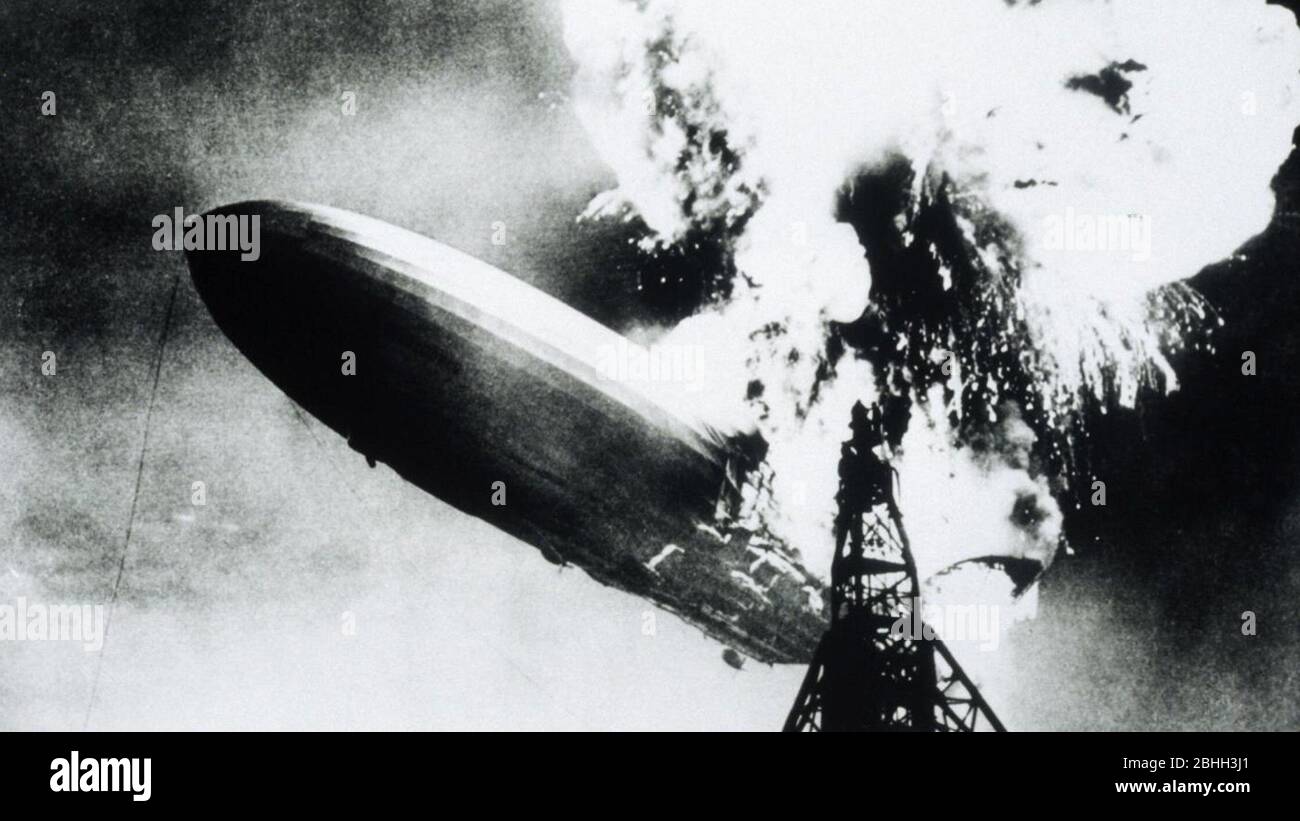 Hindenburg disastro. Un aereo passeggeri tedesco LZ 129 Hindenburg ha preso fuoco e è stato distrutto nel tentativo di attraccare alla Stazione aerea Navale Lakehurst, 6 maggio 1937 Foto Stock
