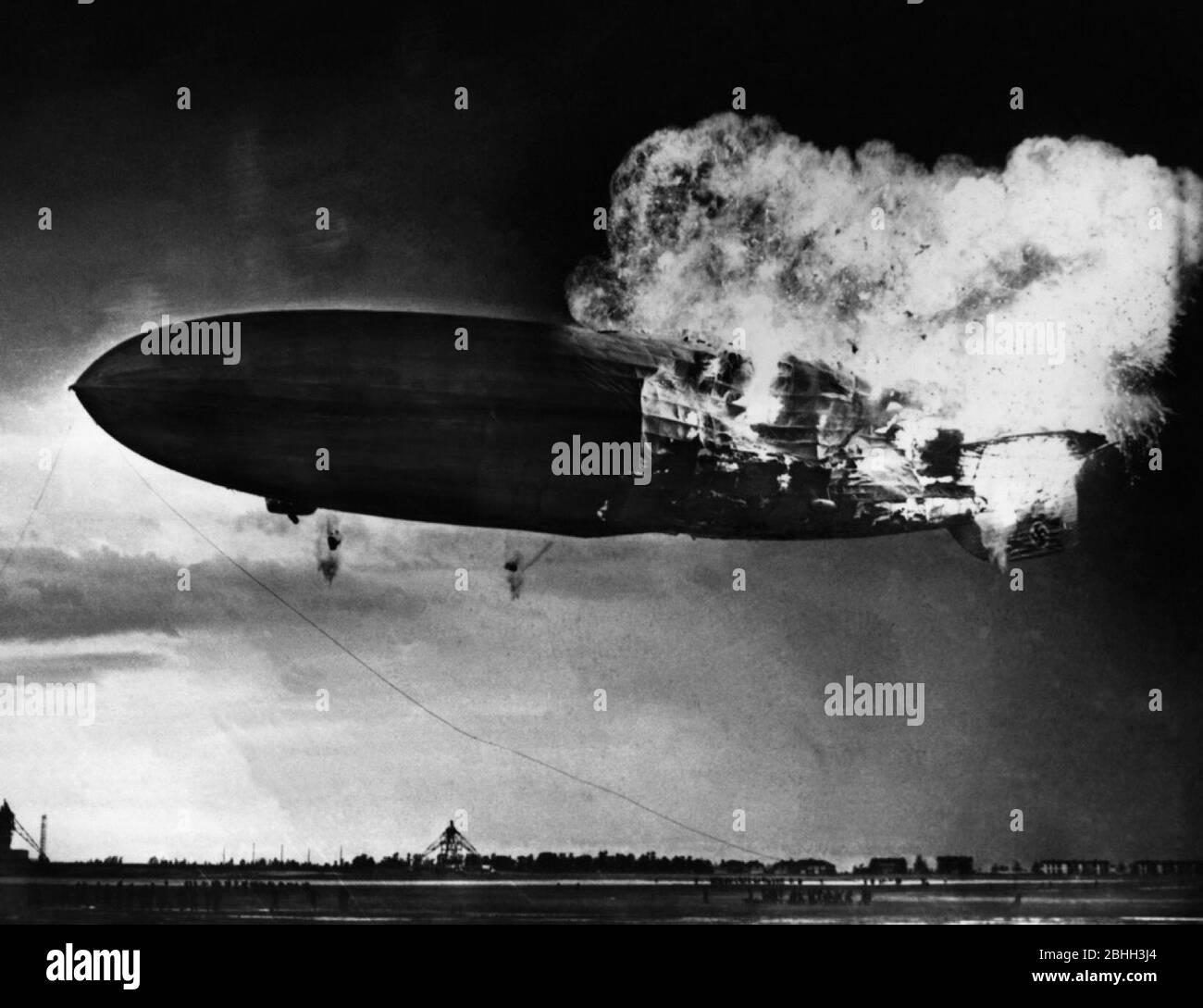 Hindenburg disastro. Un aereo passeggeri tedesco LZ 129 Hindenburg ha preso fuoco e è stato distrutto nel tentativo di attraccare alla Stazione aerea Navale Lakehurst, 6 maggio 1937 Foto Stock