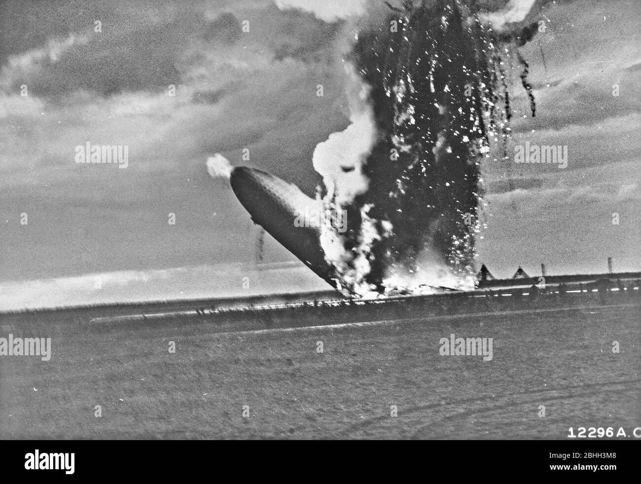 Hindenburg disastro. Un aereo passeggeri tedesco LZ 129 Hindenburg ha preso fuoco e è stato distrutto nel tentativo di attraccare alla Stazione aerea Navale Lakehurst, 6 maggio 1937 Foto Stock