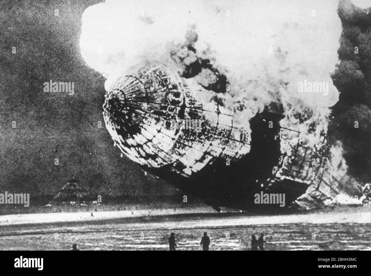 Hindenburg disastro. Un aereo passeggeri tedesco LZ 129 Hindenburg ha preso fuoco e è stato distrutto nel tentativo di attraccare alla Stazione aerea Navale Lakehurst, 6 maggio 1937 Foto Stock