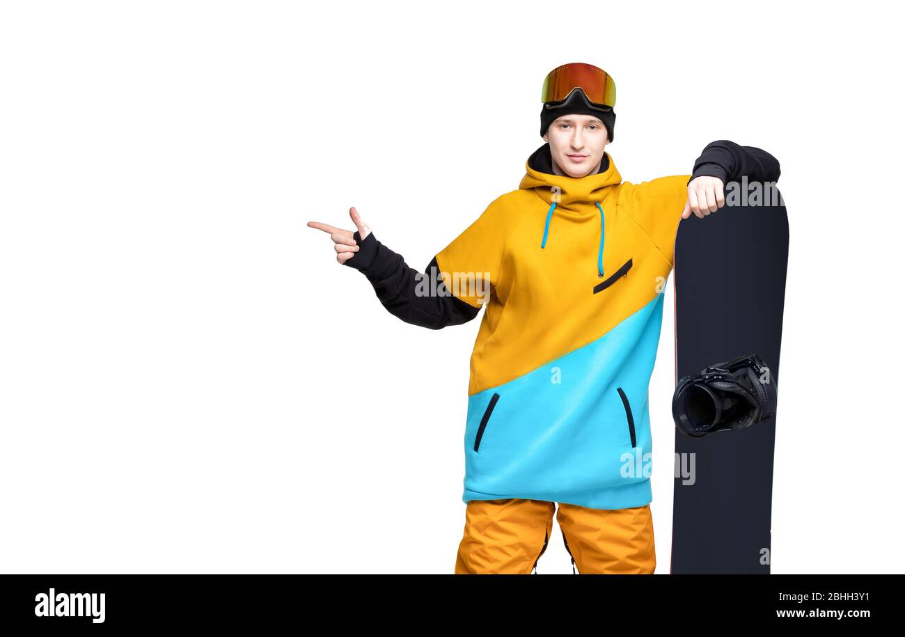 Ritratto giovane uomo in abbigliamento sportivo con snowboard isolato  sfondo bianco, punta dito copia spazio Foto stock - Alamy
