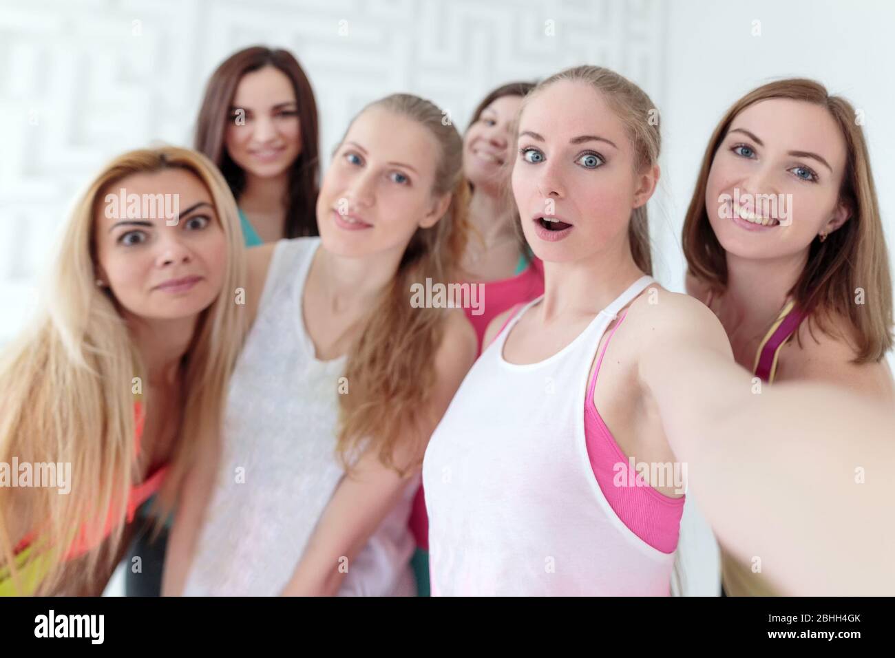 Giovani donne che prendono un selfie alla palestra Foto Stock