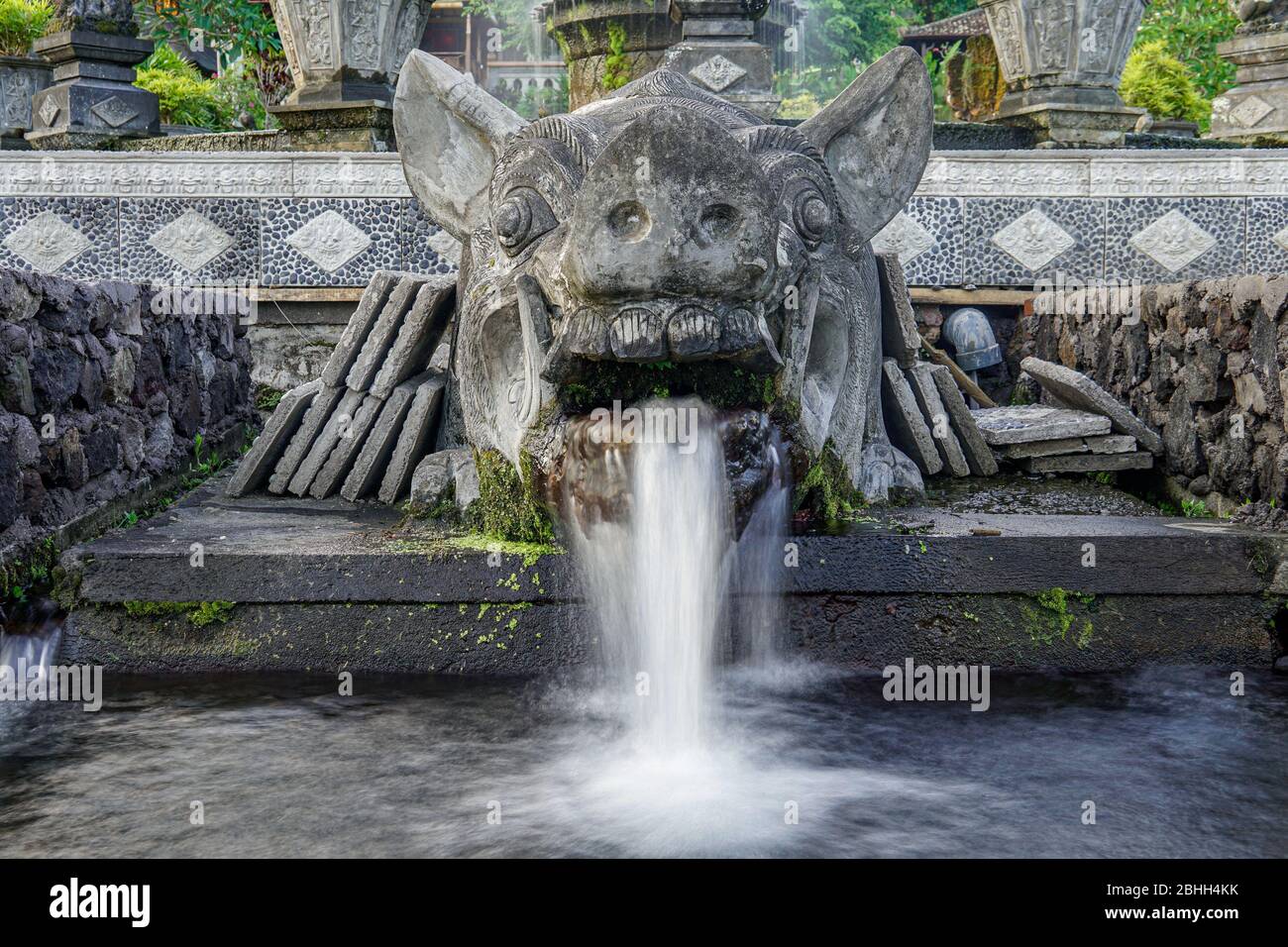 Il Tempio Balinese Taman Tirrtagangga appena fuori Amed Foto Stock