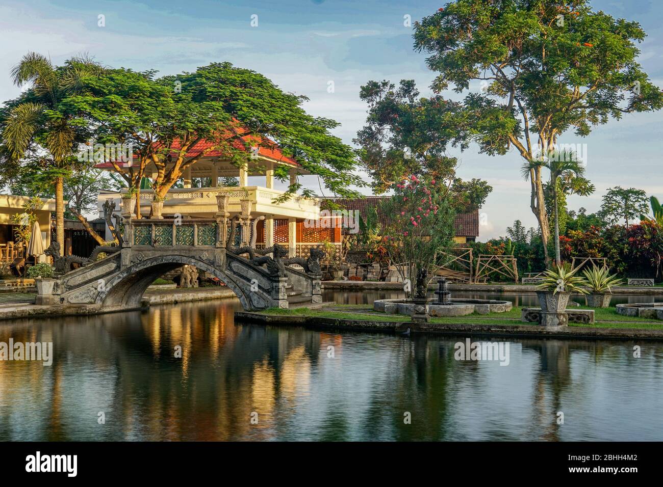 Il Tempio Balinese Taman Tirrtagangga appena fuori Amed Foto Stock